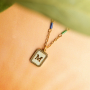 Inspirierende Schmuckdesigns mit Edelstahl-Perlmuttanh&auml;ngern mit Initiale 