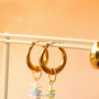 Schmuckst&uuml;cke an stilvollen Schmuck-Displays pr&auml;sentieren