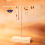 Schmuckst&uuml;cke an stilvollen Schmuck-Displays pr&auml;sentieren