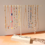 Schmuckst&uuml;cke an stilvollen Schmuck-Displays pr&auml;sentieren