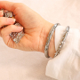 Arm- und Ohrschmuck stylisch kombinieren