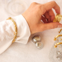 Arm- und Ohrschmuck stylisch kombinieren