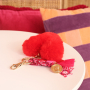 Accessoire-Designs mit flauschige Pompom-Anh&auml;ngern als Blickfang