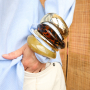 Eyecatcher: Breiter Armschmuck aus Resin und Metall
