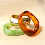 Eyecatcher: Breiter Armschmuck aus Resin und Metall