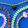 Kreativer Herzschmuck mit Acrylperlen 