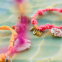 Inspiration mit Perlmuttperlen und elastischem Schmuckband 