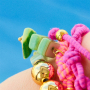 Inspiration mit Perlmuttperlen und elastischem Schmuckband 