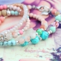 Farbenfrohen Schmuck mit feine Details und Turquoise Naturstein Perlen