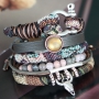 Sch&ouml;ner Armschmuck aus gesteppter Kordel gemacht im Bohemian Style