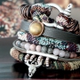 Sch&ouml;ner Armschmuck aus gesteppter Kordel gemacht im Bohemian Style
