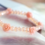 Dieser Sommer Look ist aus den sch&ouml;nsten Perlen in herrlichen &ldquo;peach&rdquo;& &ldquo;coral&rdquo; T&ouml;nen gemacht.