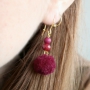 Erzeugen Sie ein WOW!-Effekt mit diesen Ohrringen aus funkelnden Facett Perlen und zarten Pompom Anh&auml;ngern mit goldenem Zubeh&ouml;r aus DQ Metall &ndash; Get the look!