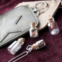 Musthave Schmuck und Accessoires mit Flaschen, Perlen, Blatt Anh&auml;ngern, Portemonnaies und Schl&uuml;sselanh&auml;ngern!