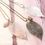 Musthave Schmuck und Accessoires mit Flaschen, Perlen, Blatt Anh&auml;ngern, Portemonnaies und Schl&uuml;sselanh&auml;ngern!