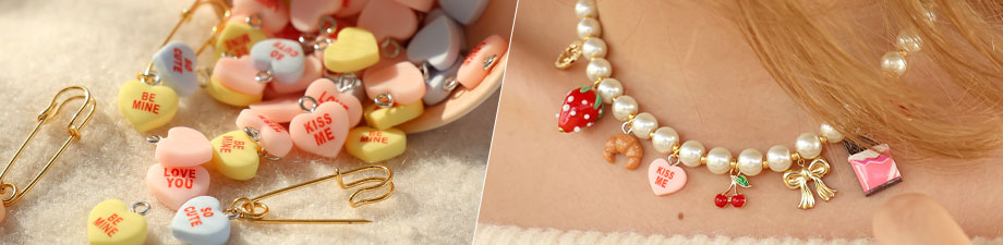 Neu: Bunte Resin-Anhänger mit weihnachtlichen Motiven Neu: Bunte Resin-Anhänger mit weihnachtlichen Motiven